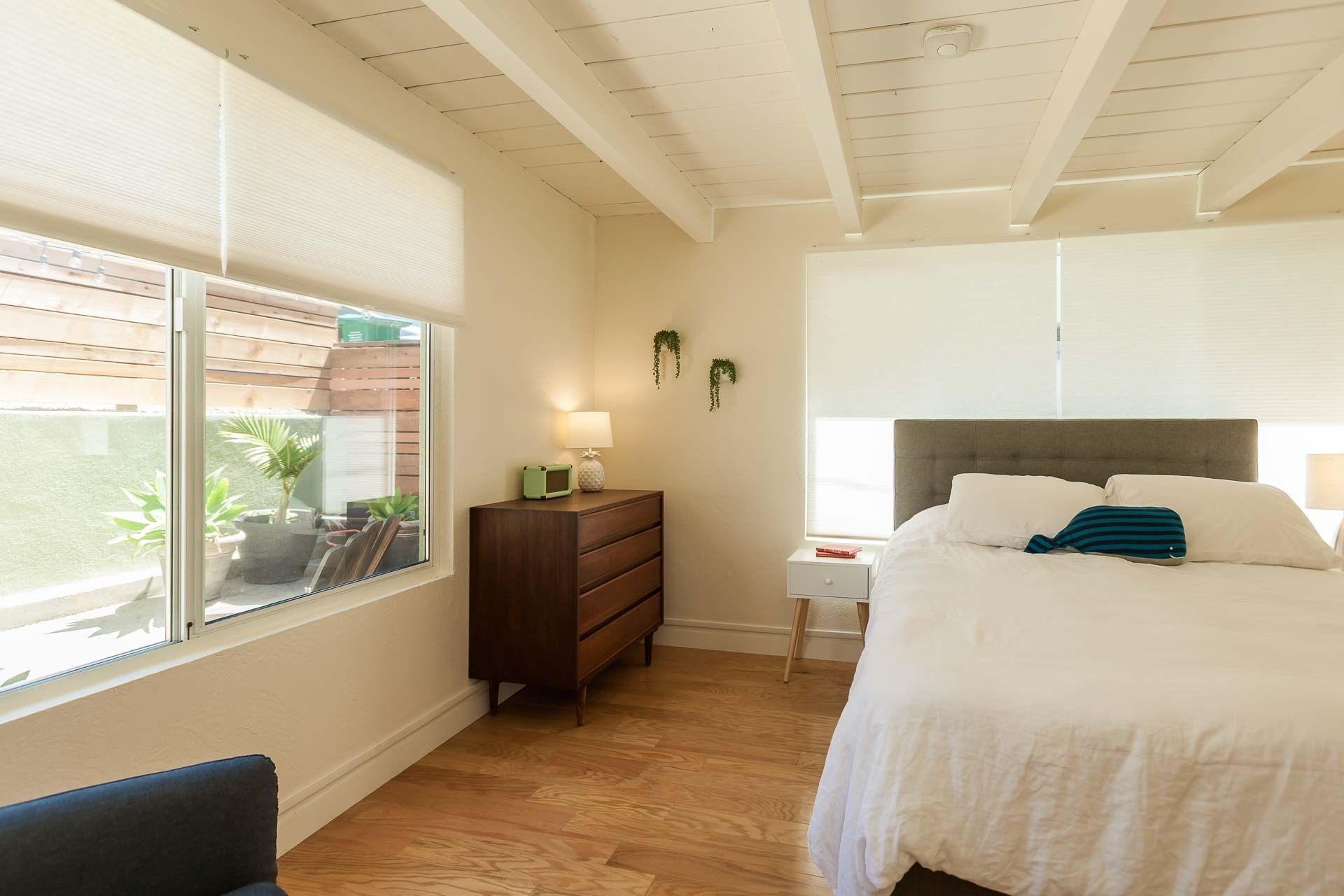 Cozy 2 Bedroom Beach Town Getaway Cottage