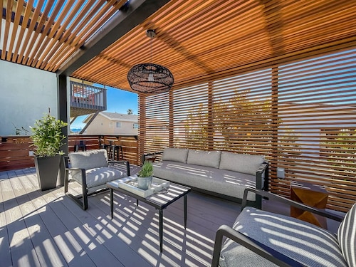 Cozy 2 Bedroom Beach Town Getaway Cottage