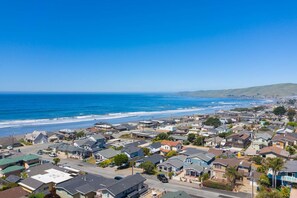 Nær stranden, solsenger og strandhåndklær