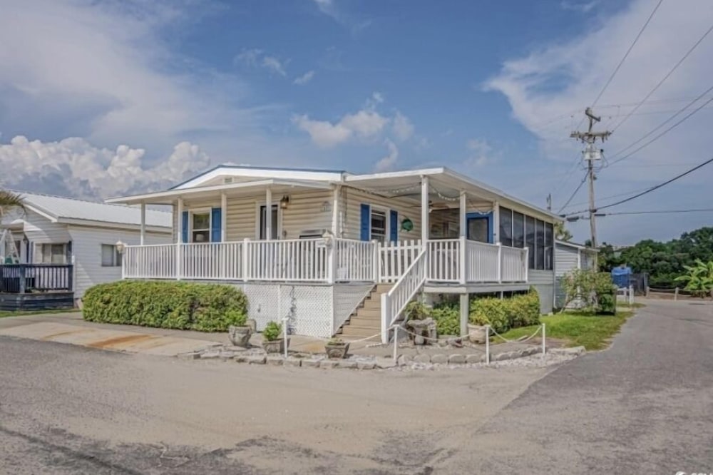 Steps to the beach! Corner lot and golf cart!