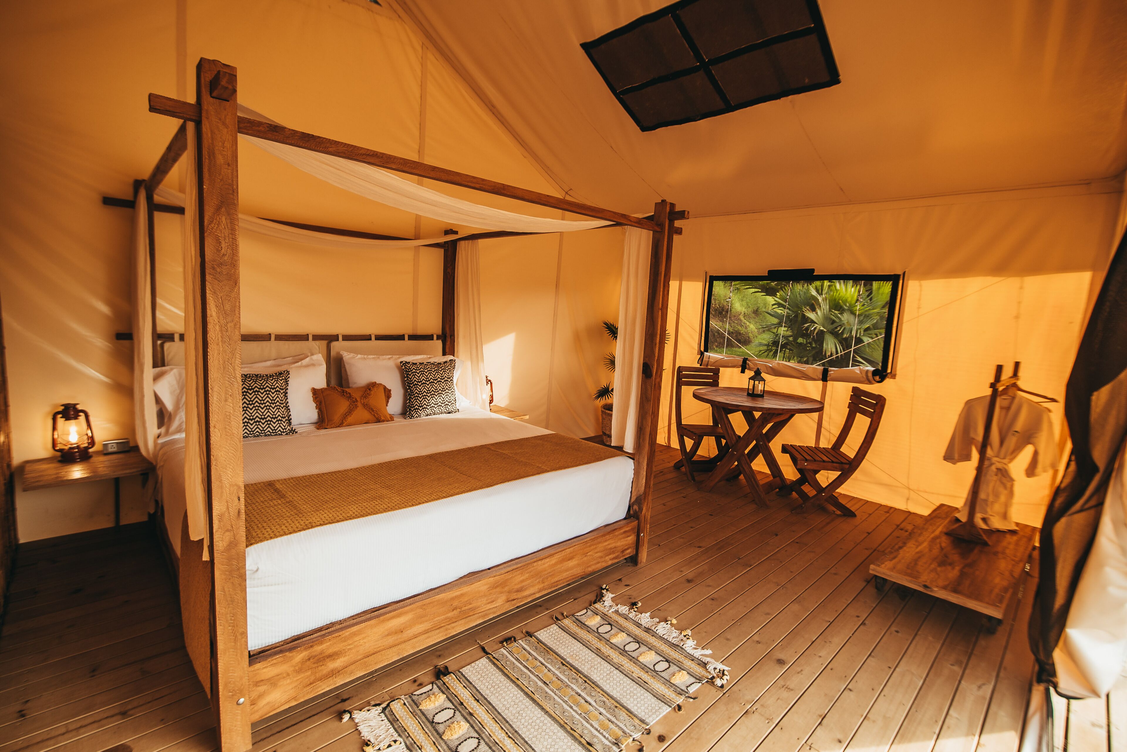 Minibar, decoración personalizada, muebles diferentes y escritorio 