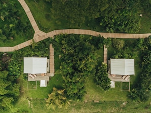 Minibar, decoración personalizada, muebles diferentes y escritorio