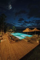 施設の正面 (日没後)