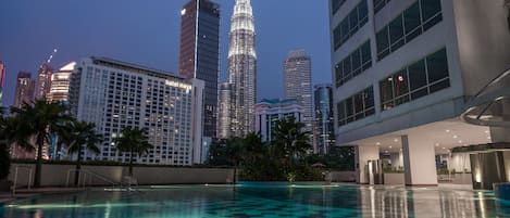 Una piscina al aire libre