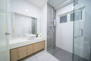 Bathroom - OYO Home 89449 Fancy 2 Bedroom Crest Residence (Kuala Lumpur)