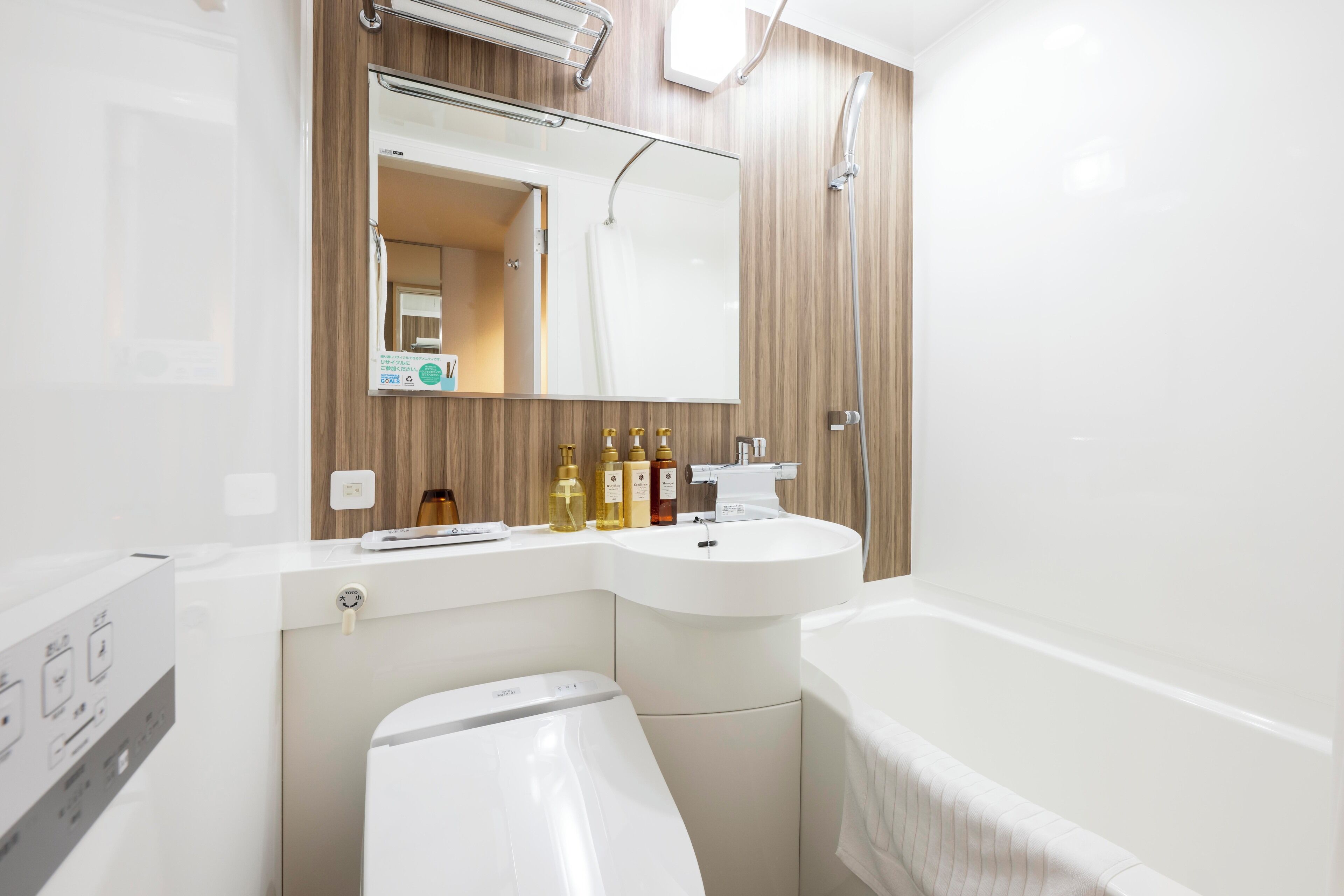 淋浴/浴缸二合一、免費盥洗用品、吹風機、拖鞋