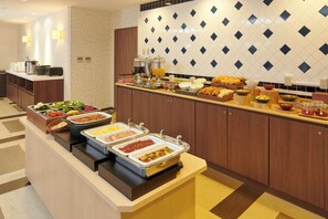 Desayuno buffet diario (JPY 1500 por persona)