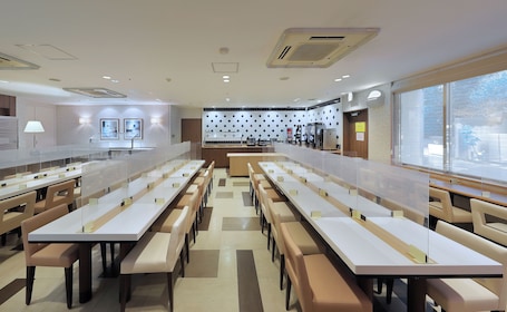 Desayuno buffet diario (JPY 1500 por persona)