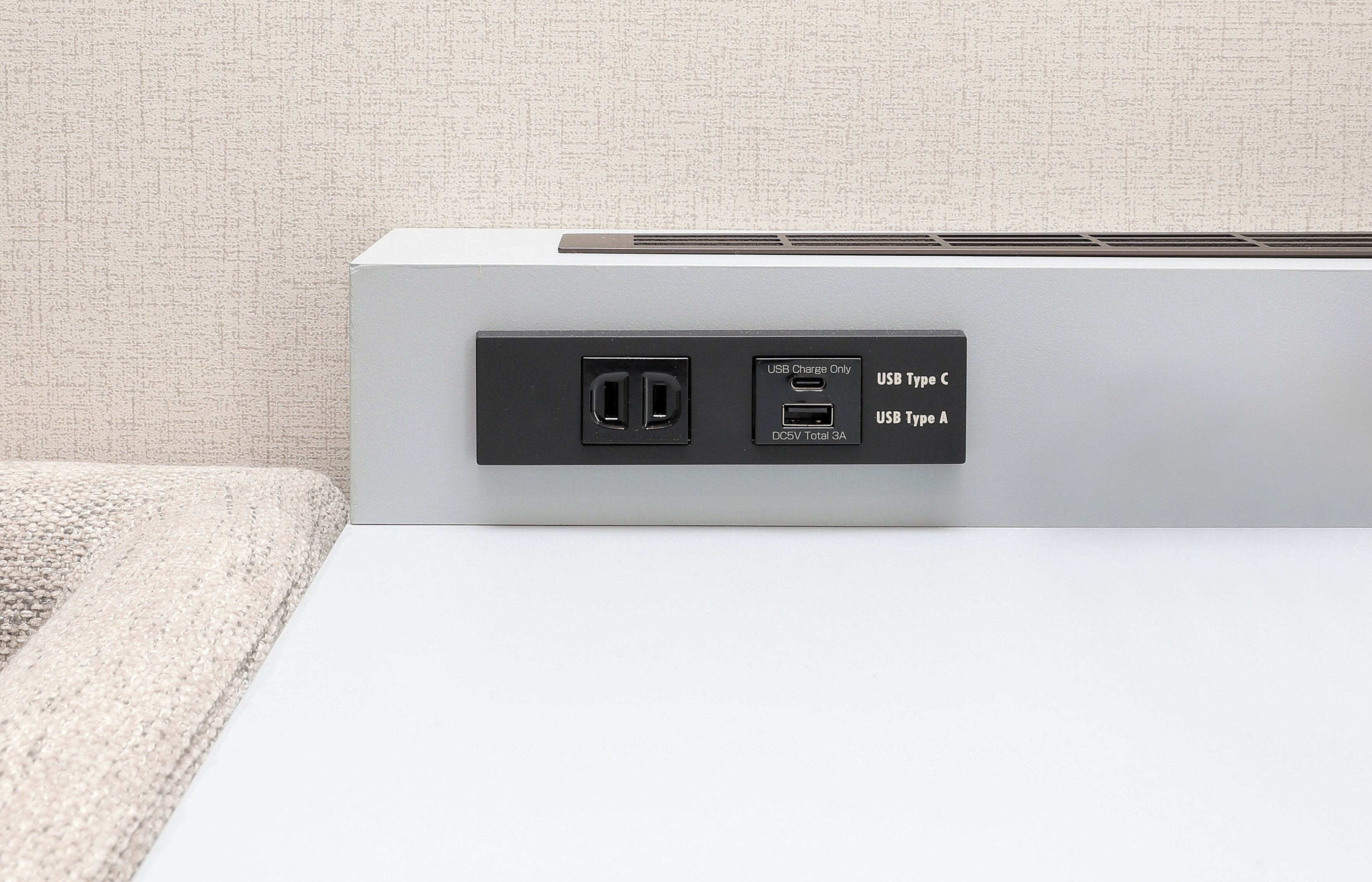 Une multiprise dotée de plusieurs ports USB et d’une prise électrique standard.