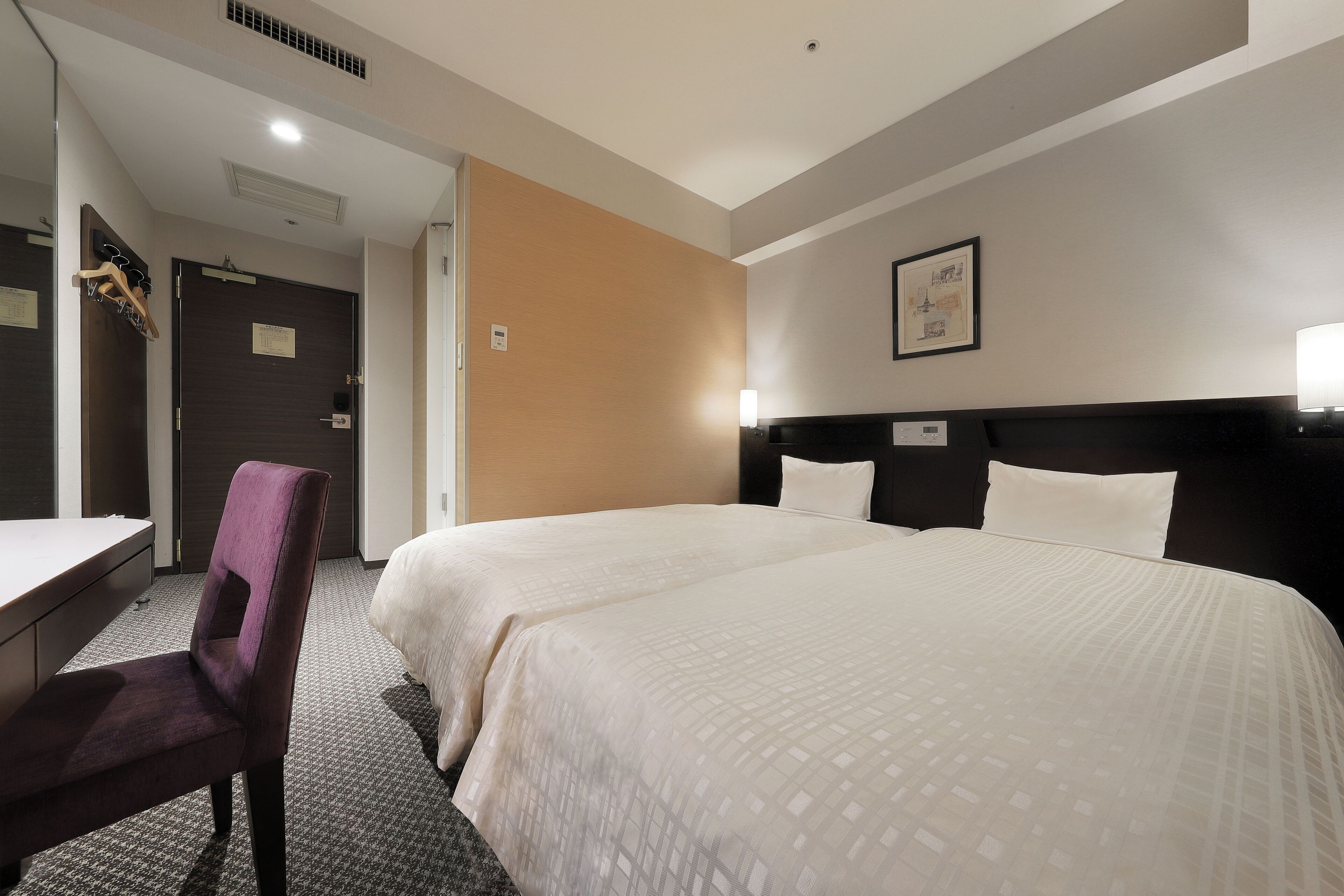 Hollywood Twin Room, Non-smoking | Desk, free WiFi