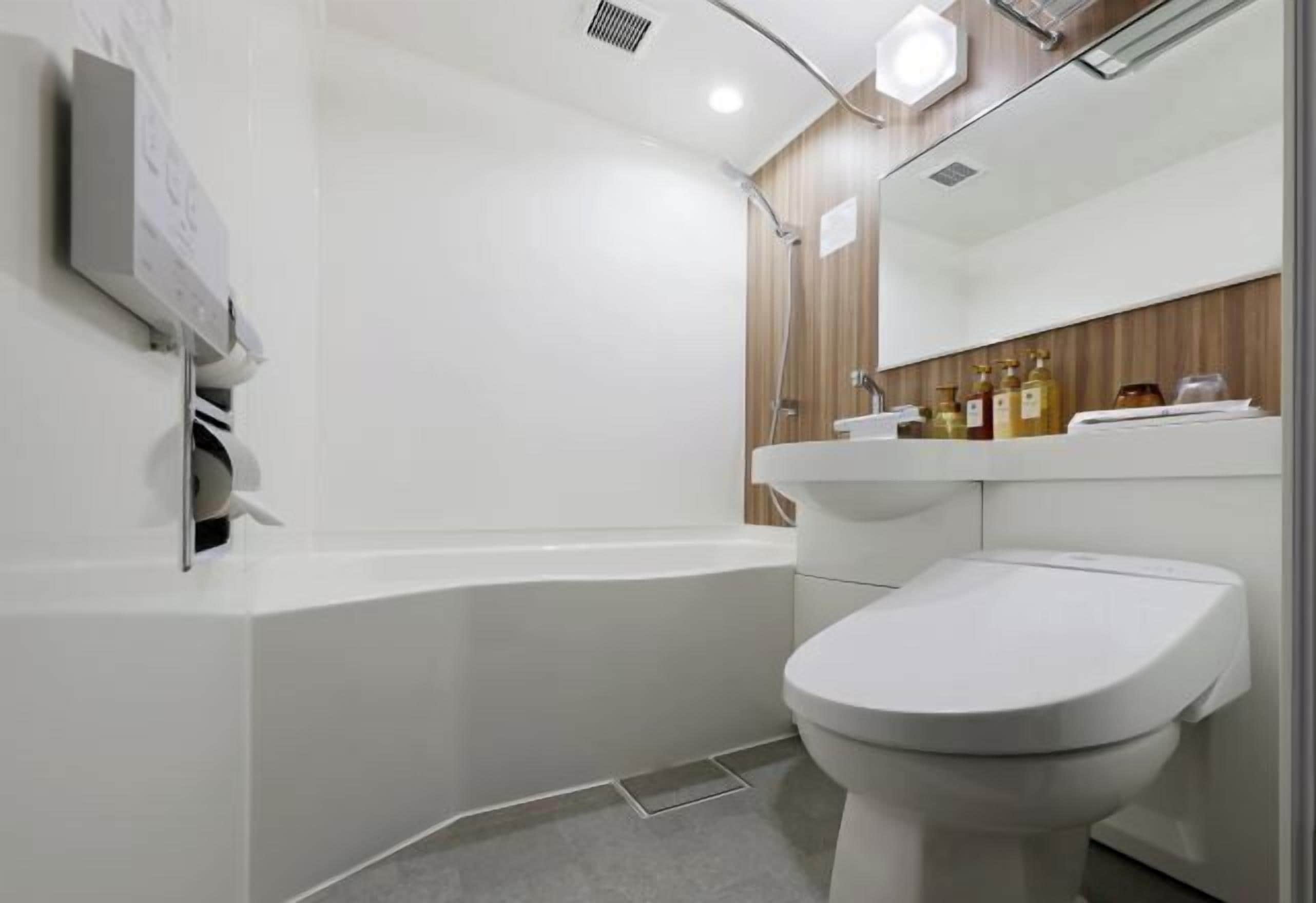 Tina con regadera, amenidades de baño gratuitas, secadora de cabello 