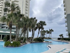 Utendørsbasseng og et oppvarmet basseng