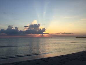 Rannalla, aurinkotuoleja, rantapyyhkeitä