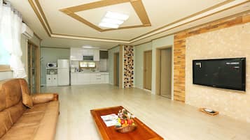 Family House (Buk Dooh Chil Sung) | Living area