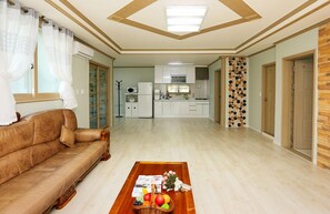 家庭獨棟房屋 (Buk Dooh Chil Sung) | 起居區 | 平面電視