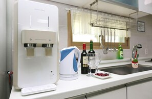 Family House (Buk Dooh Chil Sung) | Private kitchenette | Fridge, microwave, stovetop, electric kettle - Star Jari Pension (Jeongseon)