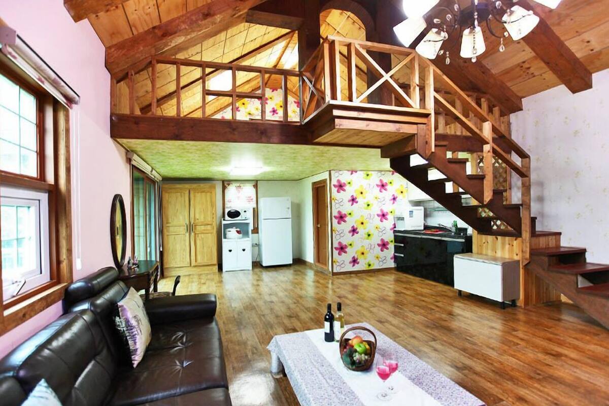Family Duplex (Haneul Jighee) | Living area | Flat-screen TV