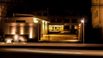 Fassade der Unterkunft – Abend/Nacht