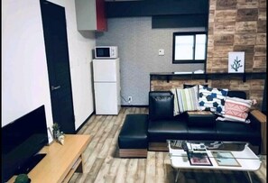 Plum Ark Apartment 205 | Living area