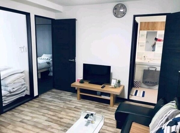 プラムアークアパートメント 205 | リビング エリア | 薄型テレビ