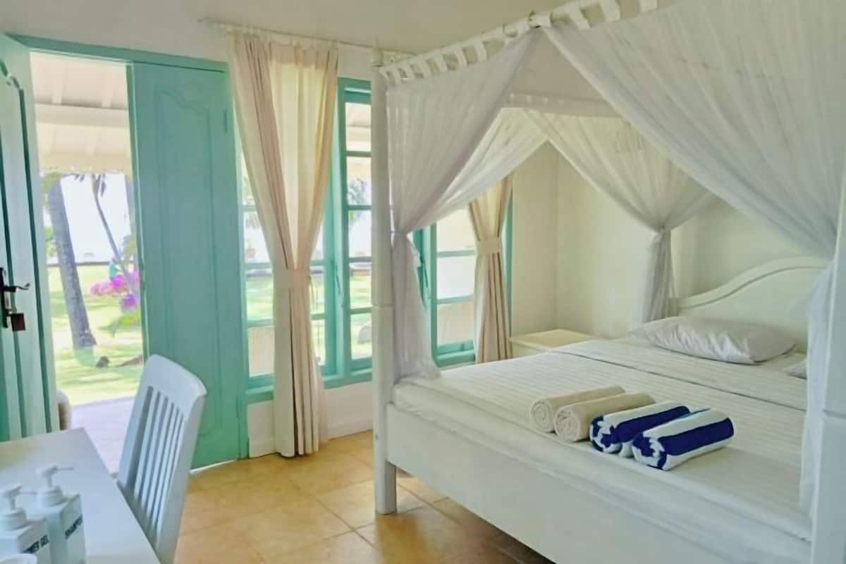 Desk, rollaway beds, free WiFi, bed sheets
