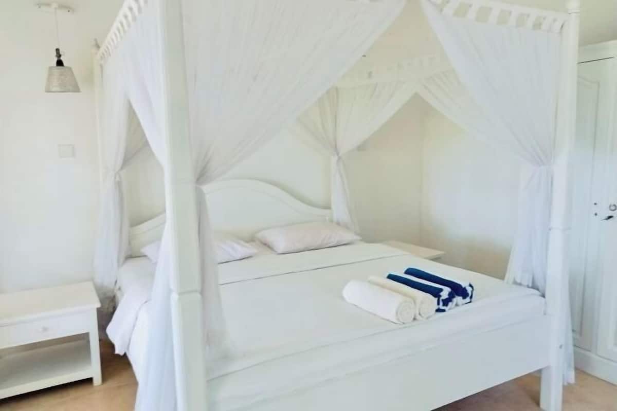 Desk, rollaway beds, free WiFi, bed sheets