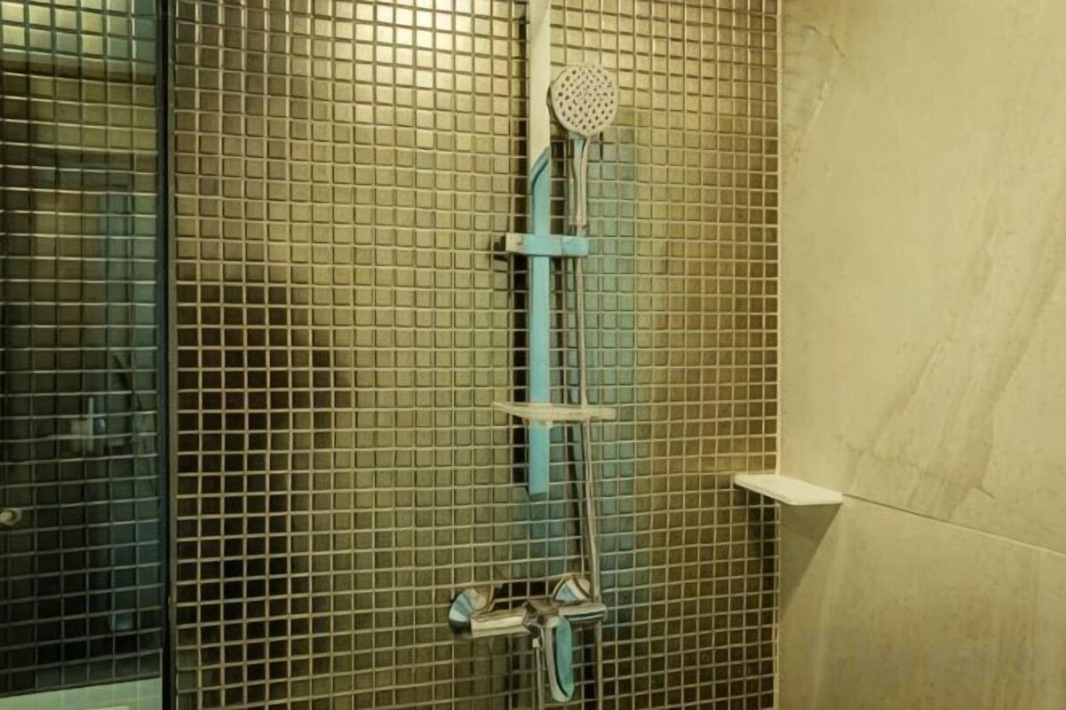 Separate bathtub and shower, deep-soaking bathtub, free toiletries