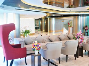 Lobby sitting area - First Pride Hotel (Bangkok)