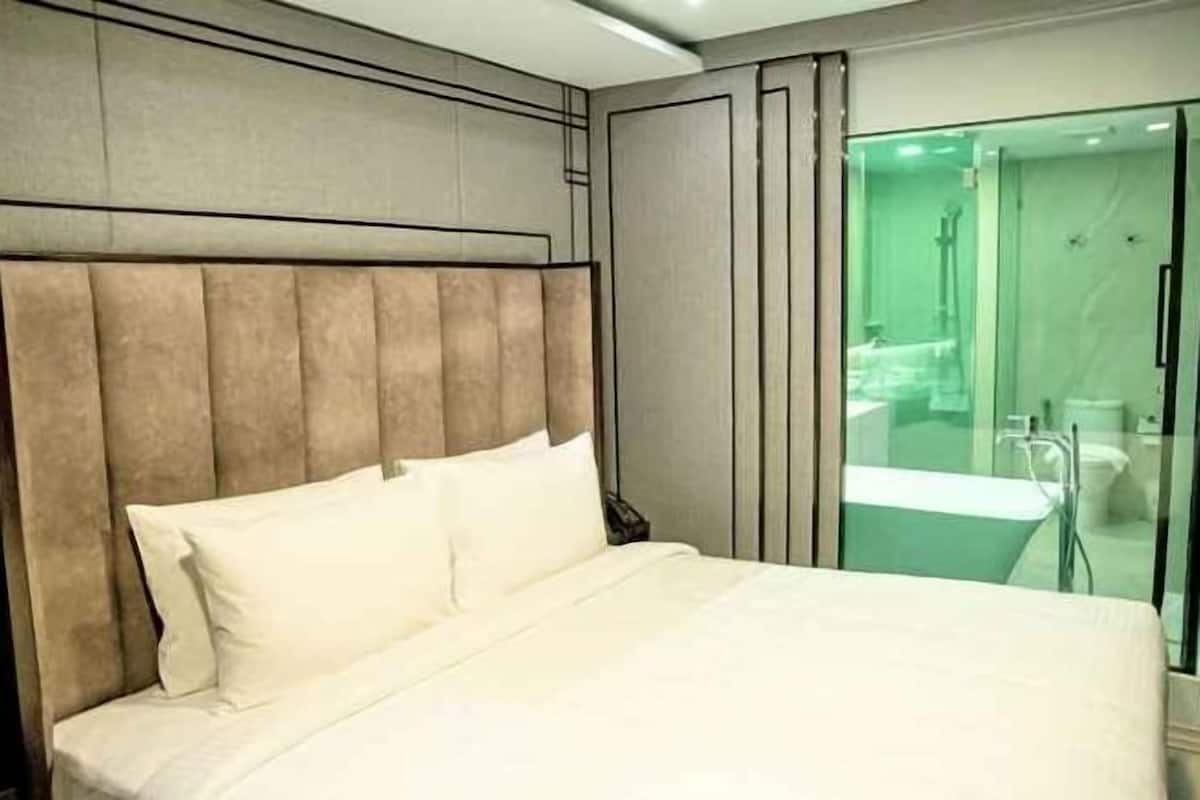 1 bedroom, blackout drapes, free WiFi, bed sheets