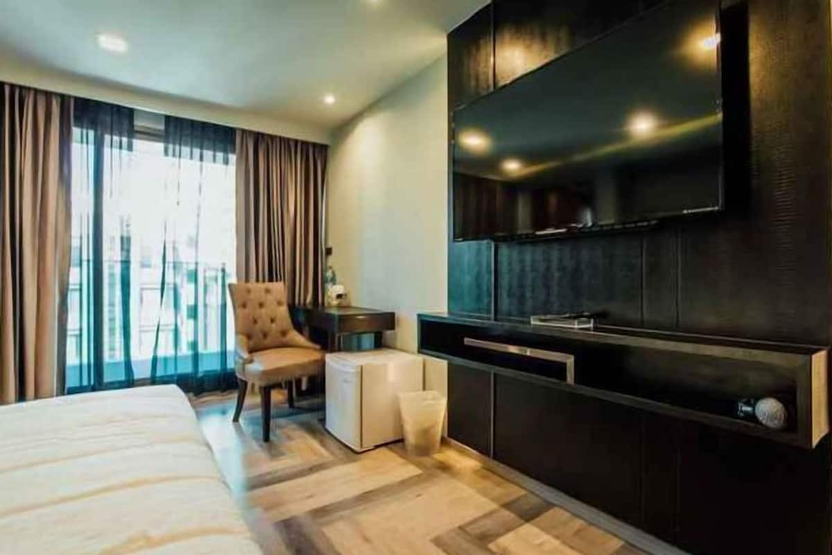 1 bedroom, blackout drapes, free WiFi, bed sheets