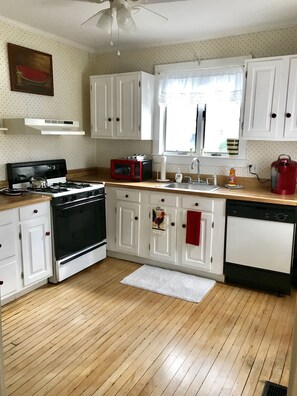 Fridge, microwave, oven, stovetop - Lovely Downtown Beverly (Beverly)