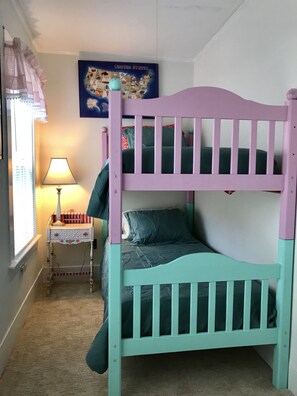 3 bedrooms, iron/ironing board, WiFi, bed sheets - Lovely Downtown Beverly (Beverly)