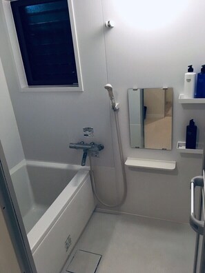 Apartemen (Plum Ark, 402) | Kamar mandi | Bathtub dan shower terpisah dan bathtub besar