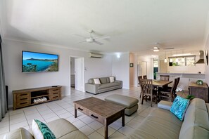 Flat-screen TV, stereo