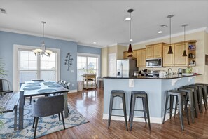 Dining - 3600sqft, 5bath, 5br, 11 bed, elevator, <600ft to beach, between ocean and canal (Carolina Beach)