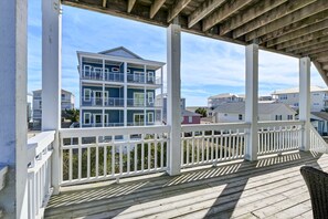 Property grounds - 3600sqft, 5bath, 5br, 11 bed, elevator, <600ft to beach, between ocean and canal (Carolina Beach)
