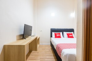 Standard Double Room | Desk, free WiFi, bed sheets - OYO 1435 Residence 446 (Jakarta)