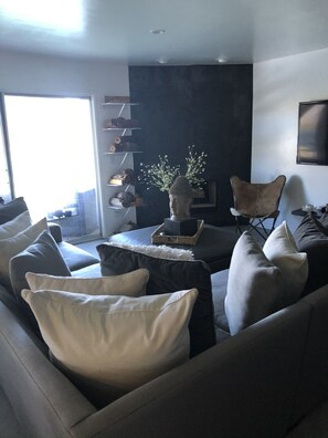 Téléviseur connecté, foyer, jeux vidéo, lecteur de DVD