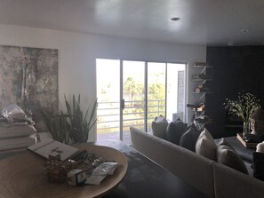 Smart-TV, Kamin, Videospiele, DVD-Player