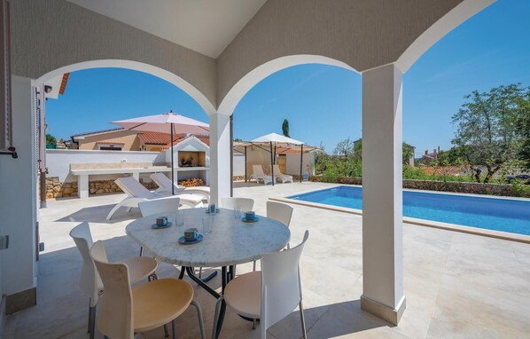 تناول الطعام بالخارج