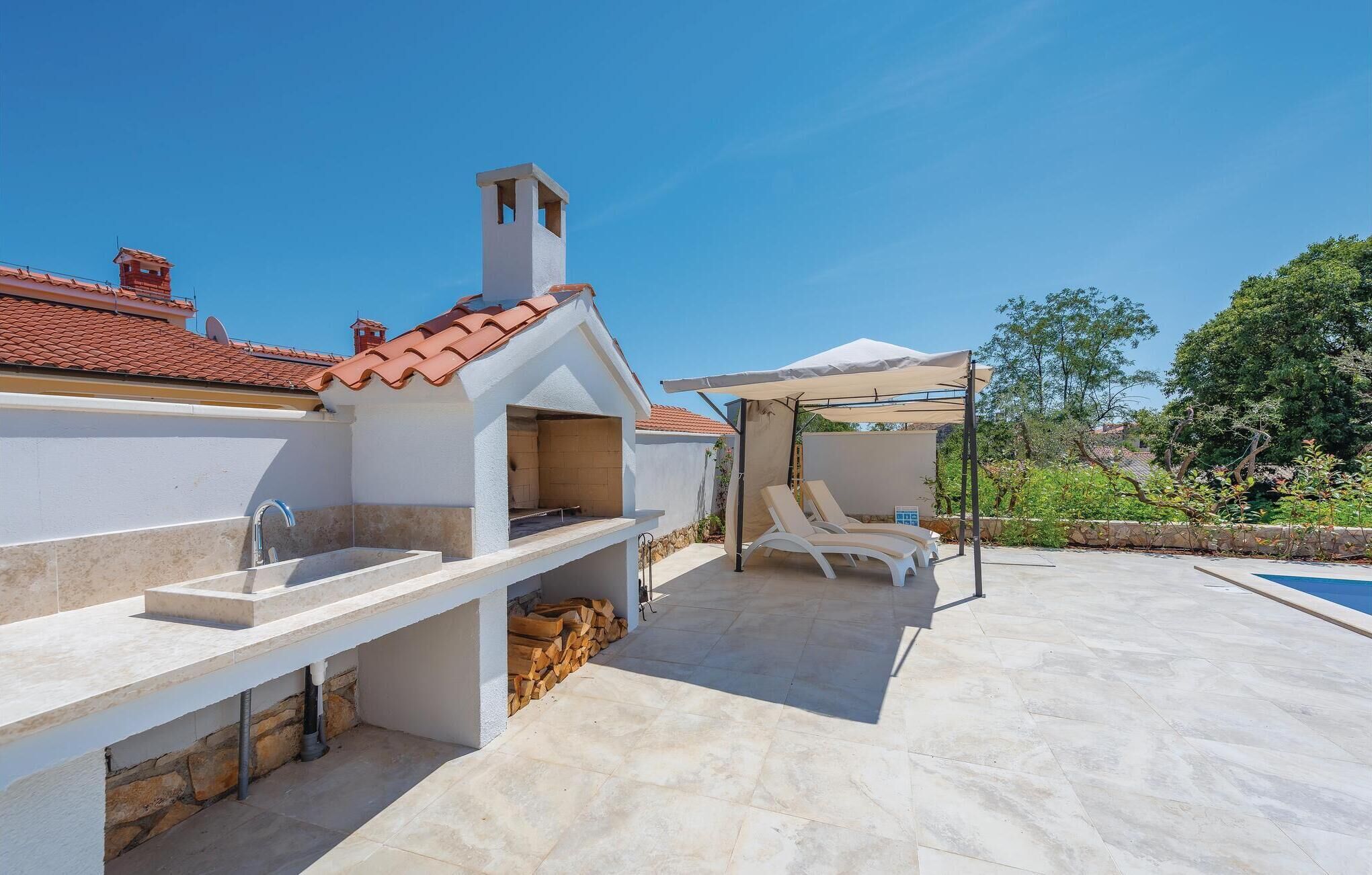 Terraza en la azotea con zona de barbacoa, mobiliario exterior y piscina.