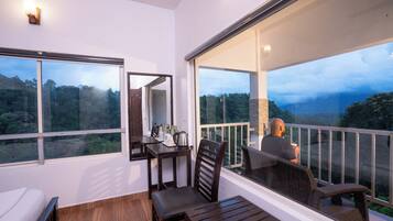 Executive Valley View Suite AC with Balcony | Meja kerja, ruang kerja ramah laptop, dan tirai kedap cahaya