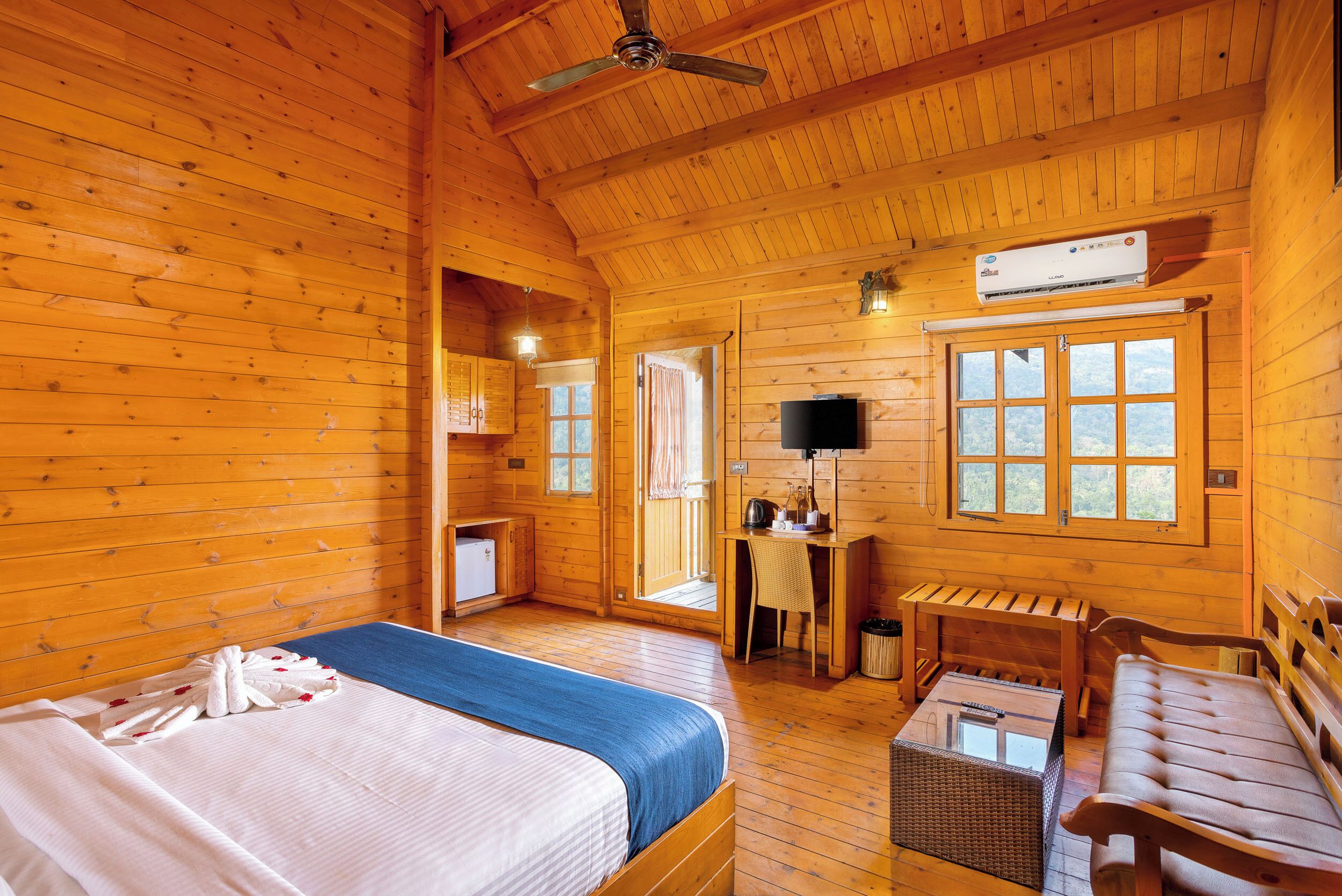 Wooden House AC with Balcony | Ruang tamu | 32 inci televisyen dengan kabel 