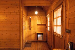 Wooden House AC with Balcony | Zona de estar | Televisión de 32 pulgadas con canales por cable