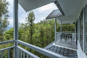 Premium Valley View Room AC with balcony | Balcon