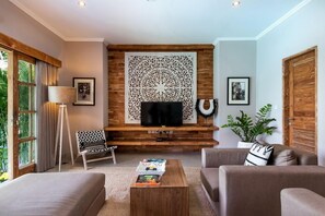 TV, ping pong - Enchanting 5BR Villa, Canggu! 9Min Drive To Berawa Beach - W/Private Swim Pool! (Canggu)