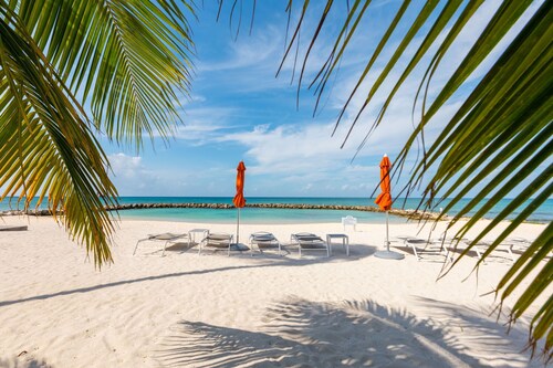 Ocean Front Paradise Seven Mile Beach Sunsets!
