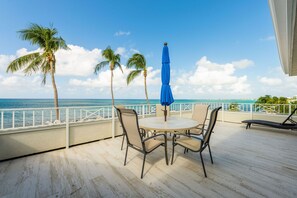 Outdoor dining - Ocean Front Paradise Seven Mile Beach Sunsets! (George Town)