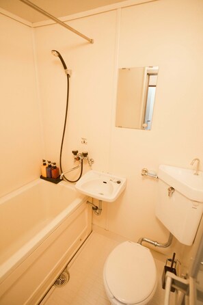 Articles de toilette gratuits, sèche-cheveux, chaussons