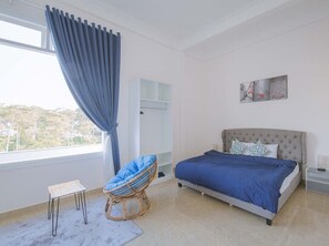 6 bedrooms, desk, iron/ironing board, free WiFi